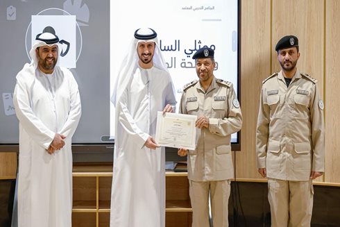 شرطة الشارقة  ودائرة الموارد البشرية تحتفيان بتخريج الدفعة الثانية من ممثلي السلامة والصحة المهنية