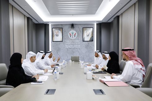 اجتماع تنسيقي بين "الموارد البشرية" و"المالية المركزية" و"الدائرة القانونية" و"القضاء" بحكومة الشارقة لبحث موضوعات إدارية ومالية